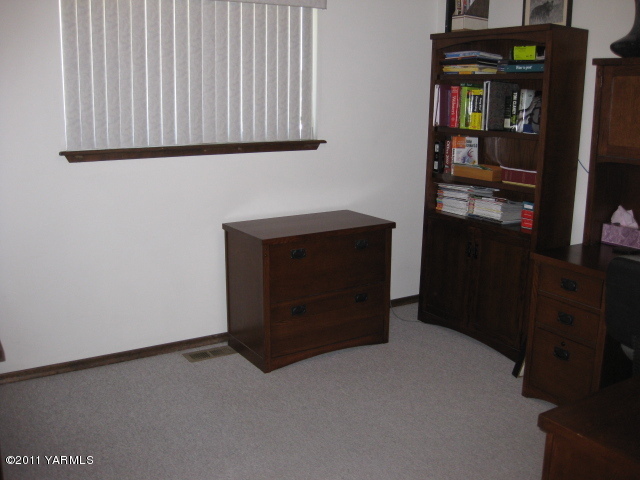 210 White Road Yakima, WA 98901 - Photo 15 of 63 a room with closet