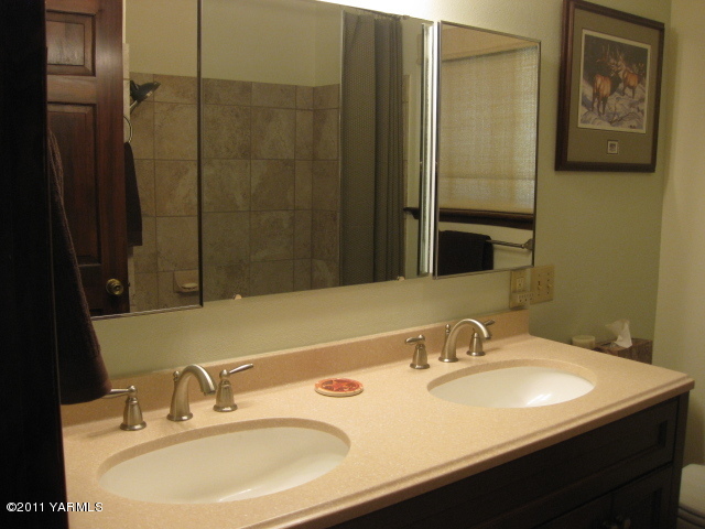 210 White Road Yakima, WA 98901 - Photo 16 of 63 a bathroom with a sink and a mirror