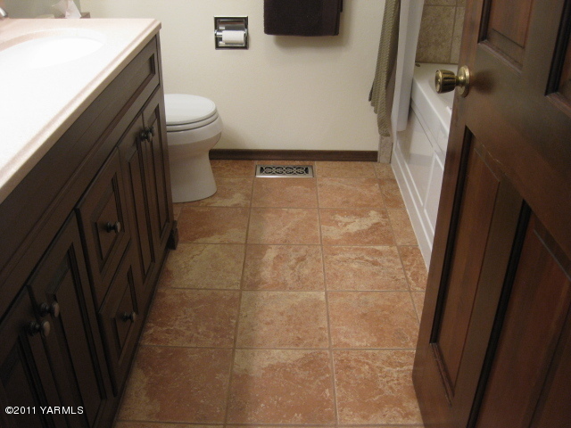 210 White Road Yakima, WA 98901 - Photo 17 of 63 main BA Tiled floor
