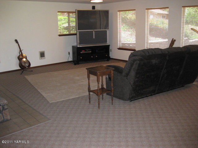 210 White Road Yakima, WA 98901 - Photo 18 of 63 a living room with furniture and a window