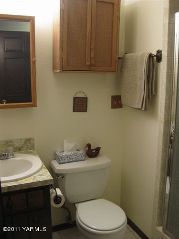 210 White Road Yakima, WA 98901 - Photo 19 of 63 a bathroom with a sink a toilet and mirror