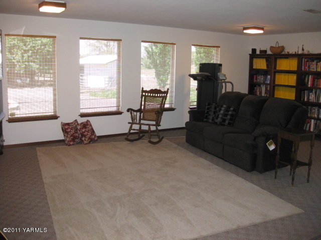 210 White Road Yakima, WA 98901 - Photo 22 of 63 a living room with furniture and a window