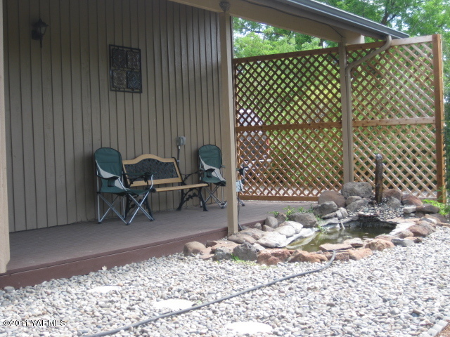 210 White Road Yakima, WA 98901 - Photo 30 of 63 a view of a backyard with a table and chair