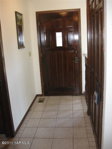 210 White Road Yakima, WA 98901 - Photo 4 of 63 Tiled entry
