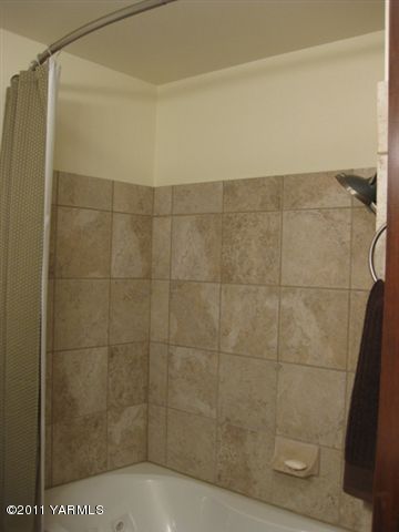 210 White Road Yakima, WA 98901 - Photo 32 of 63 jac tub tiled shower
