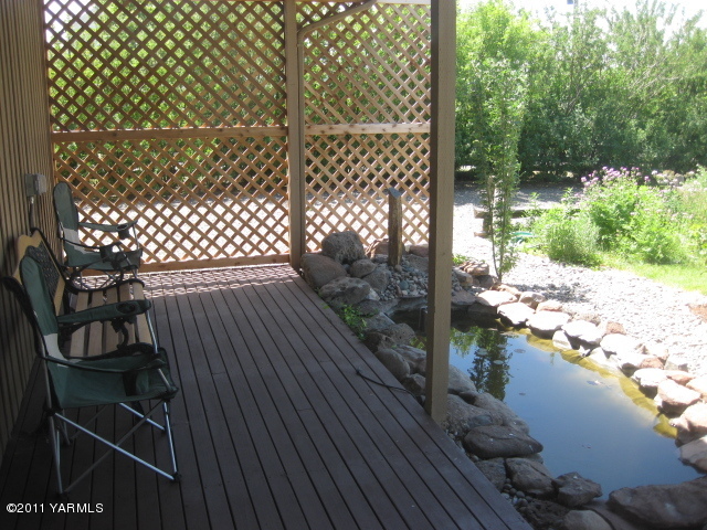 210 White Road Yakima, WA 98901 - Photo 34 of 63 a balcony with a yard