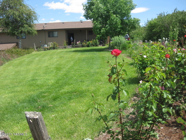 210 White Road Yakima, WA 98901 - Photo 35 of 63 a front view of a house with swing and garden