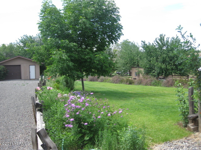 210 White Road Yakima, WA 98901 - Photo 36 of 63 backyard 2