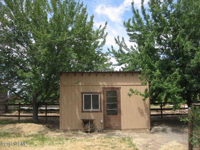 210 White Road Yakima, WA 98901 - Photo 39 of 63 a front view of a house with a yard