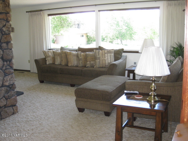 210 White Road Yakima, WA 98901 - Photo 5 of 63 a living room with furniture and a large window