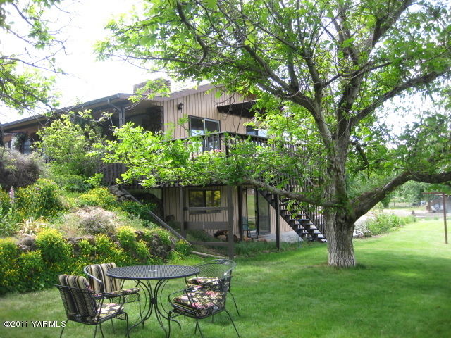 210 White Road Yakima, WA 98901 - Photo 41 of 63 a view of a chair and table and chairs in the garden