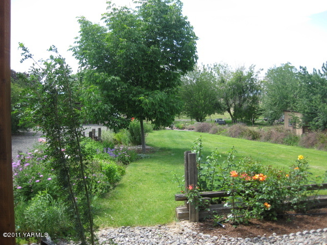 210 White Road Yakima, WA 98901 - Photo 43 of 63 a view of a garden with plants