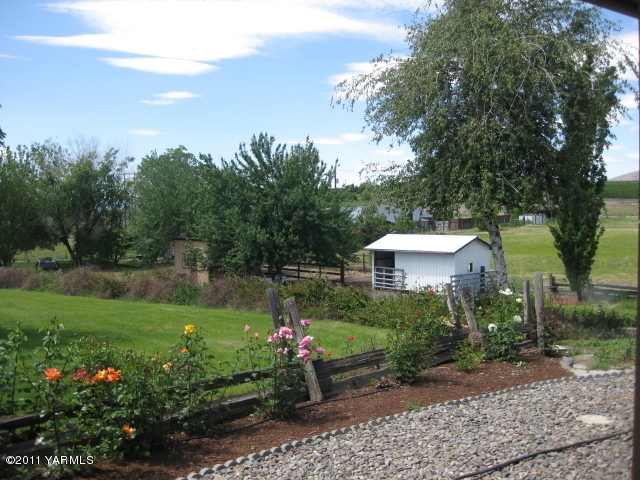 210 White Road Yakima, WA 98901 - Photo 44 of 63 a view of a garden with large trees