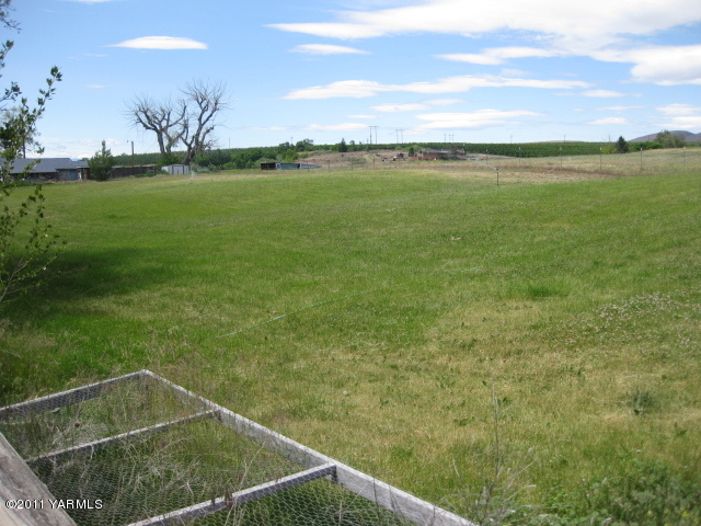 210 White Road Yakima, WA 98901 - Photo 49 of 63 a view of a tennis court