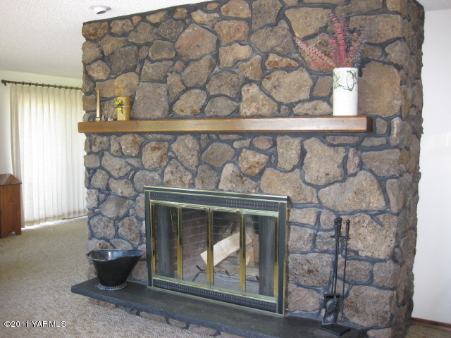 210 White Road Yakima, WA 98901 - Photo 6 of 63 a room with a fireplace