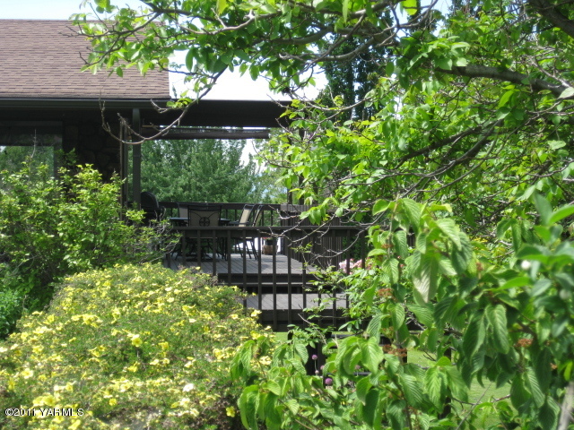 210 White Road Yakima, WA 98901 - Photo 52 of 63 a view of a garden