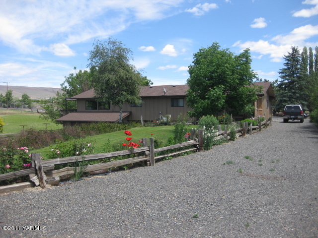 210 White Road Yakima, WA 98901 - Photo 55 of 63 a view of a bench in front of a house