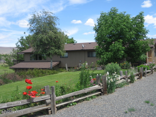 210 White Road Yakima, WA 98901 - Photo 56 of 63 a view of a wooden bench sitting in a garden