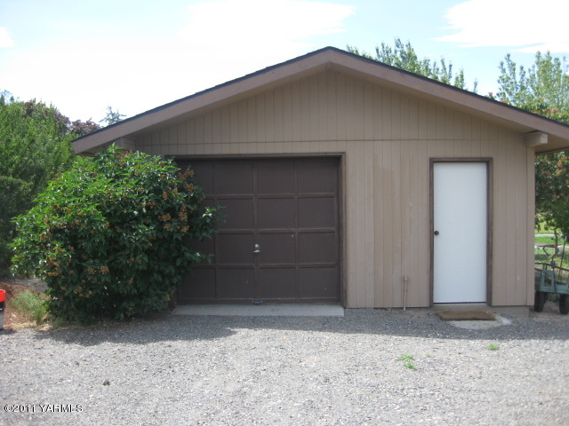 210 White Road Yakima, WA 98901 - Photo 60 of 63 a backyard of a house