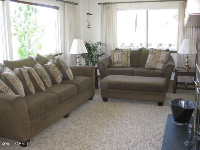 210 White Road Yakima, WA 98901 - Photo 7 of 63 a living room with furniture and a large window