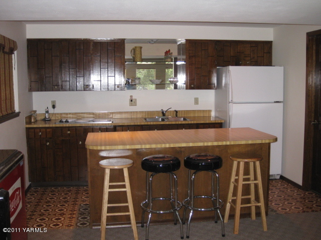 210 White Road Yakima, WA 98901 - Photo 9 of 63 full kit wet bar