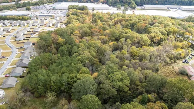 a view of a yard of the house