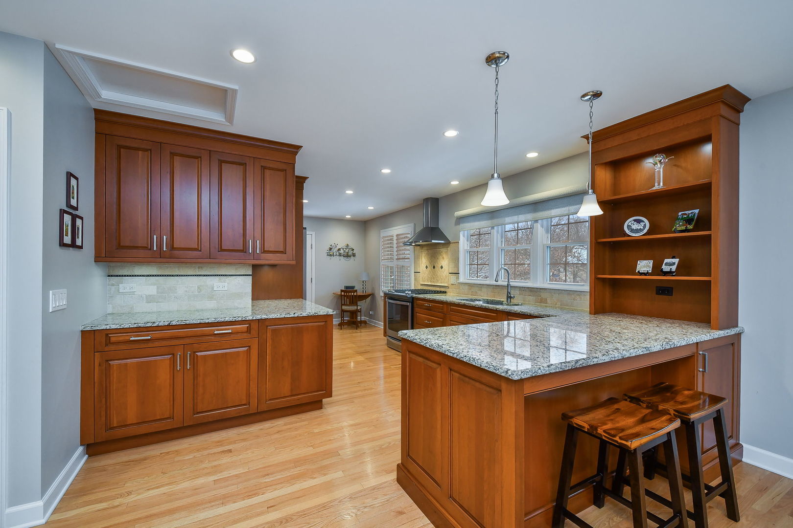 522 Deerpath Road Glen Ellyn, IL 60137 - Photo 2 of 24