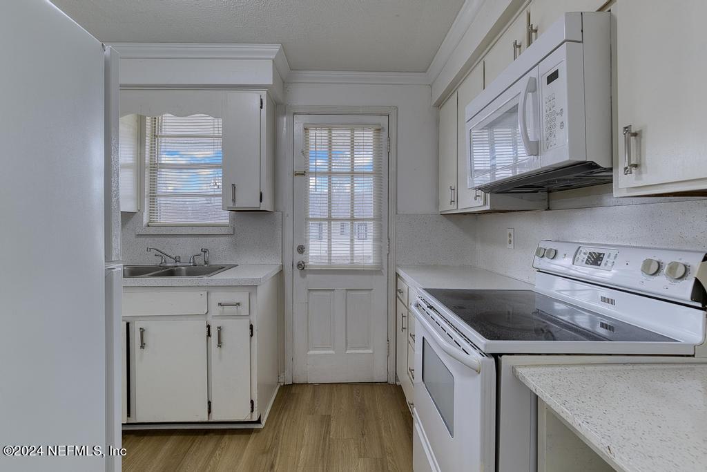 1768 El Camino Road, Unit 7 Jacksonville, FL 32216 - Photo 19 of 43 a kitchen that has a sink and a stove