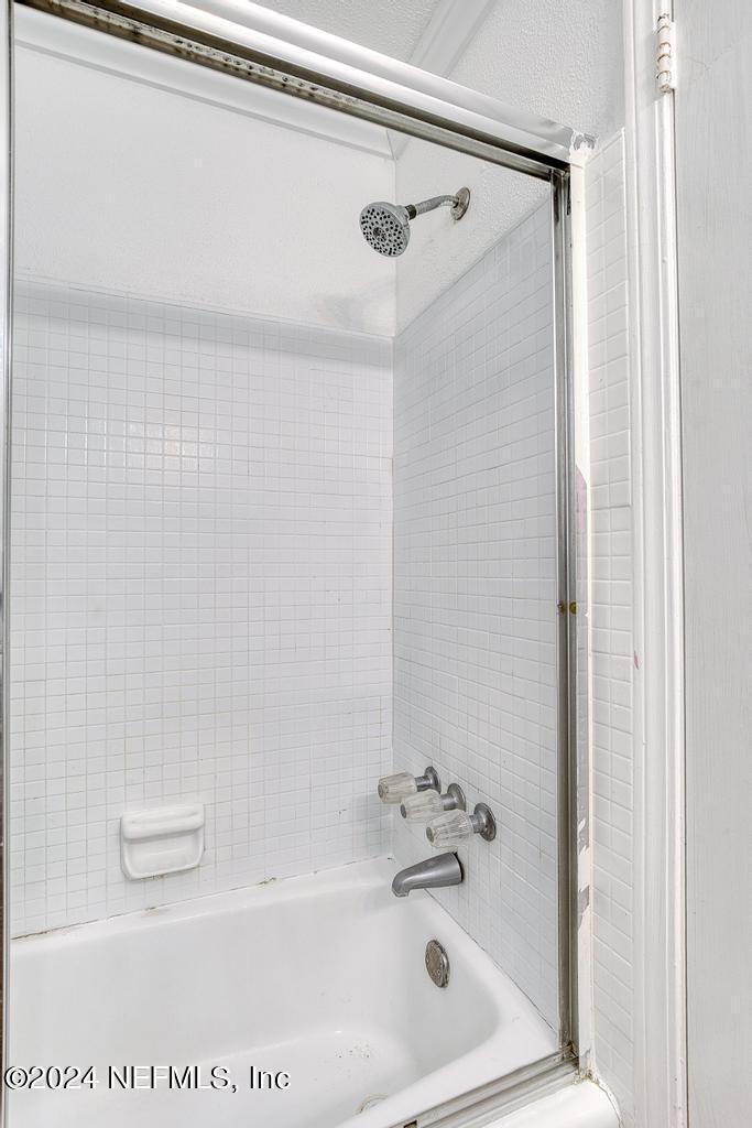 1768 El Camino Road, Unit 7 Jacksonville, FL 32216 - Photo 29 of 43 a bathroom with a bathtub