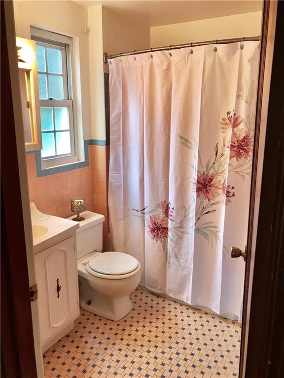741 Greenlee Road Pittsburgh, PA 15227 - Photo 10 of 18 Main bath
