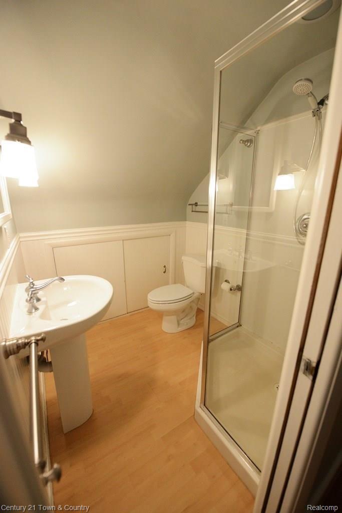 1878 Franklin Road Berkley, MI 48072 - Photo 20 of 27 Second Floor Bathroom 1c.jpg
