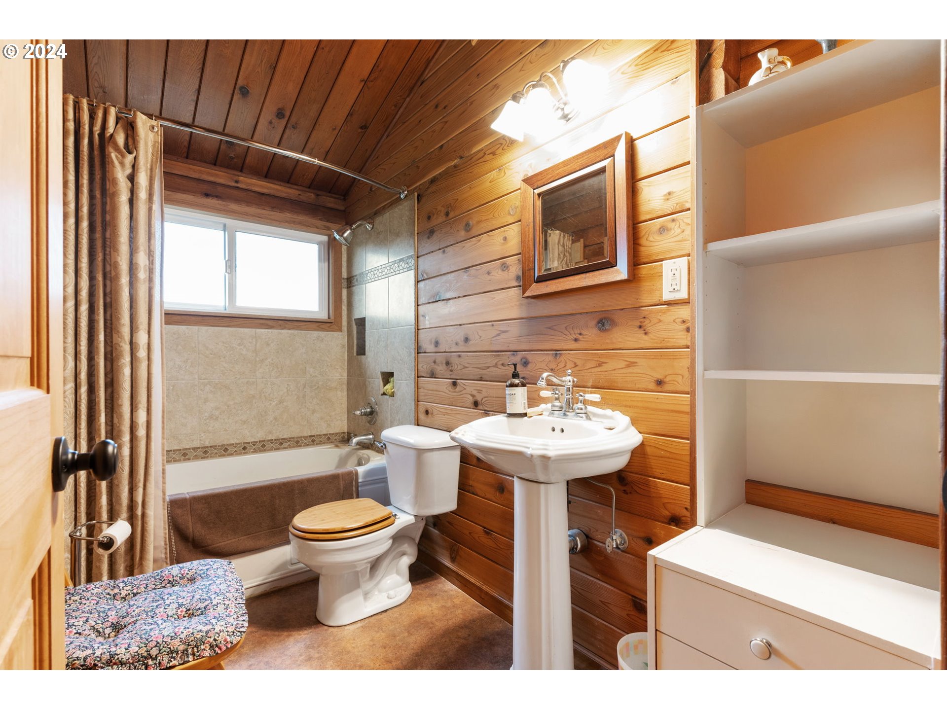 5565 Southwest Kruse Road Wilsonville, OR 97070 - Photo 12 of 28 a bathroom with a sink toilet and shower