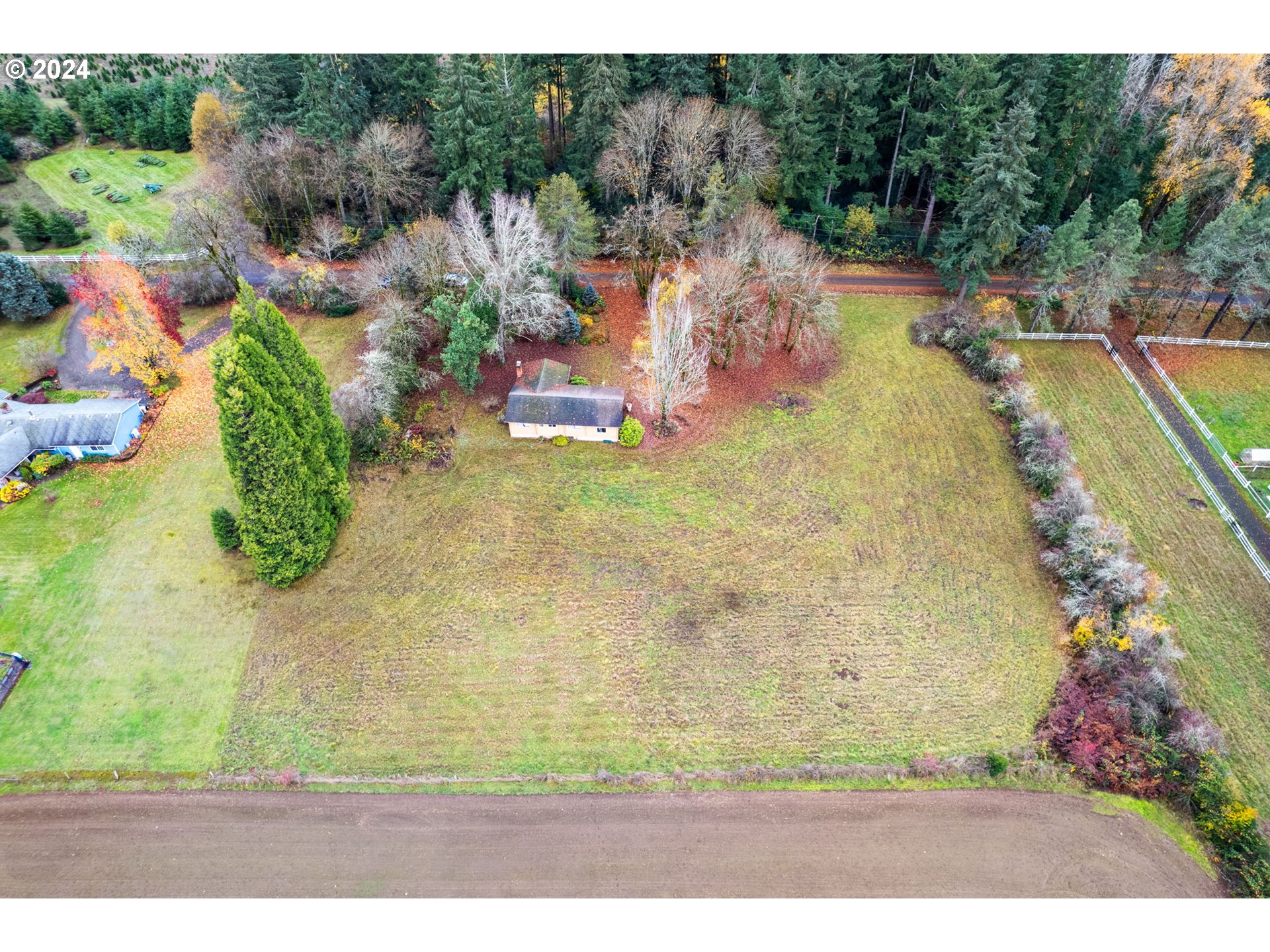 5565 Southwest Kruse Road Wilsonville, OR 97070 - Photo 28 of 28 a view of a swimming pool with a yard