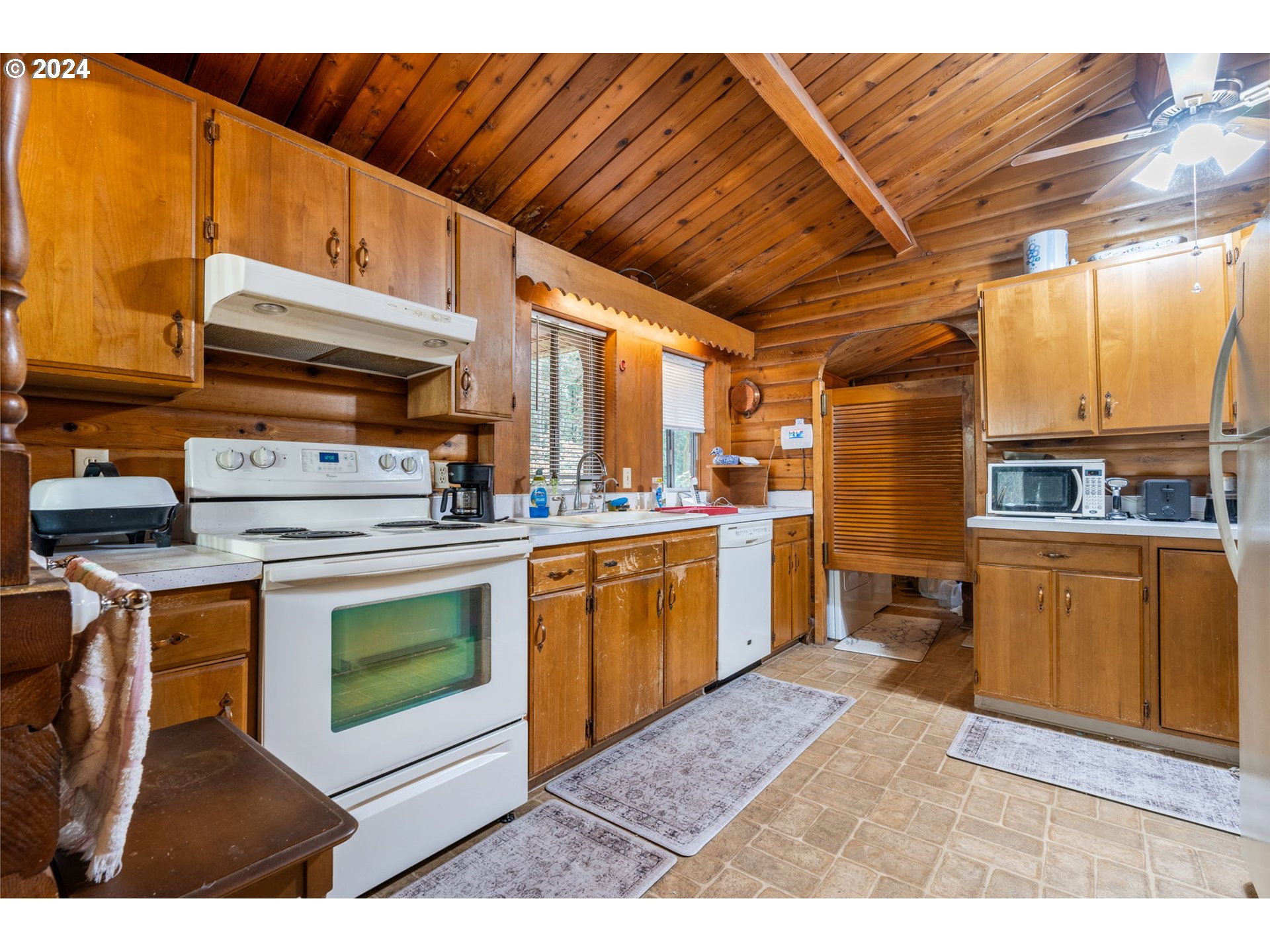 5565 Southwest Kruse Road Wilsonville, OR 97070 - Photo 6 of 28 a kitchen with a stove a sink and a microwave