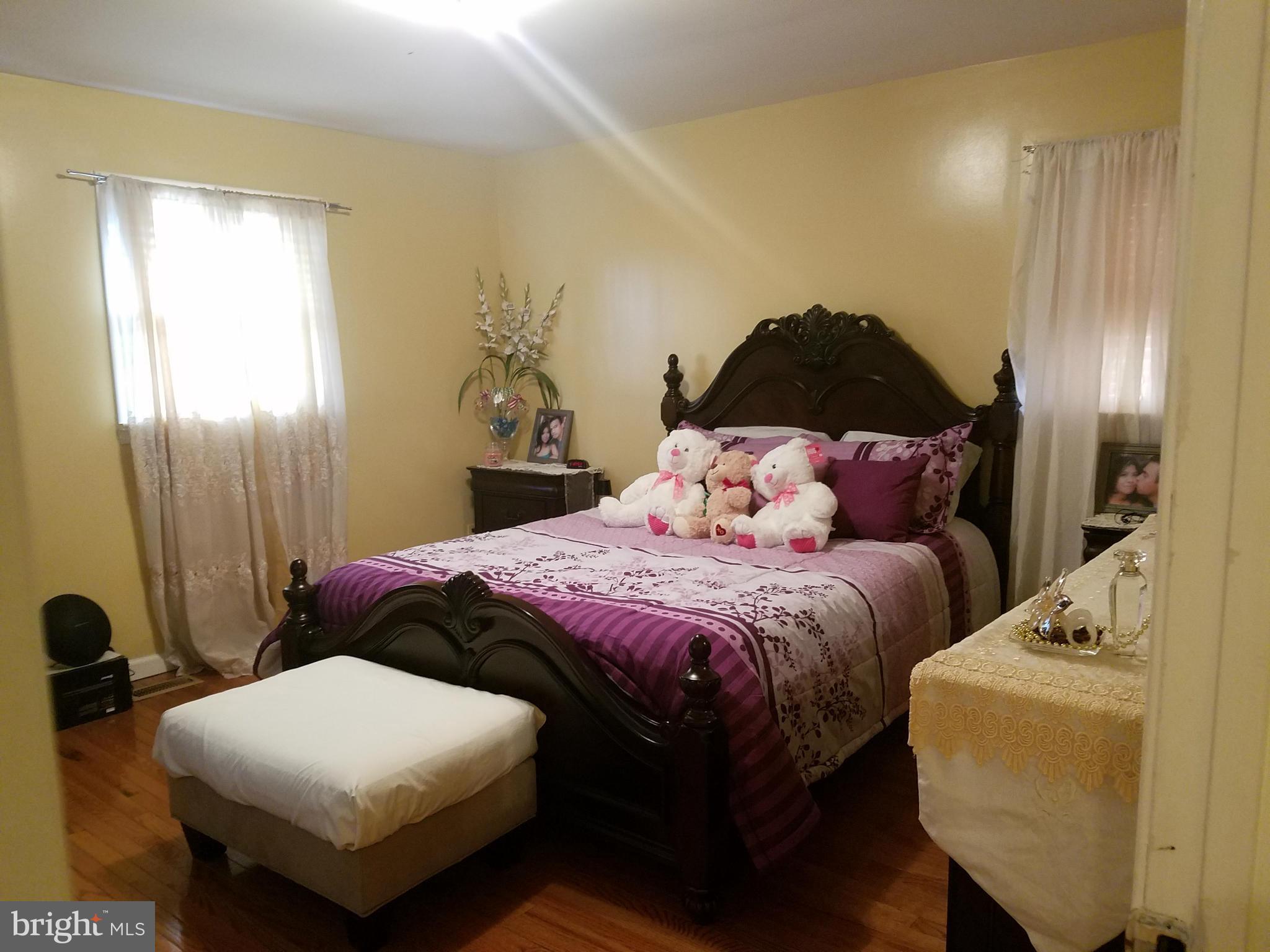 3116 Spring Drive Alexandria, VA 22306 - Photo 3 of 9 a bedroom with a bed and a lamp