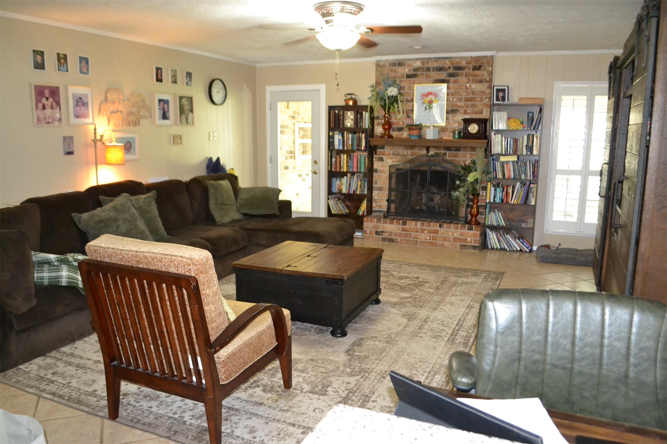 610 East X Street Deer Park, TX 77536 - Photo 16 of 44 a living room with furniture and wooden floor