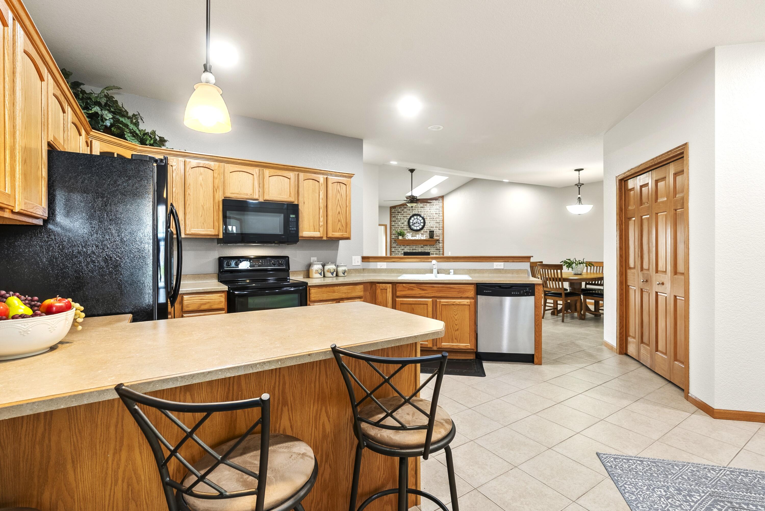 113 Community Drive Fall River, WI 53932 - Photo 6 of 40 Peninsula Seating