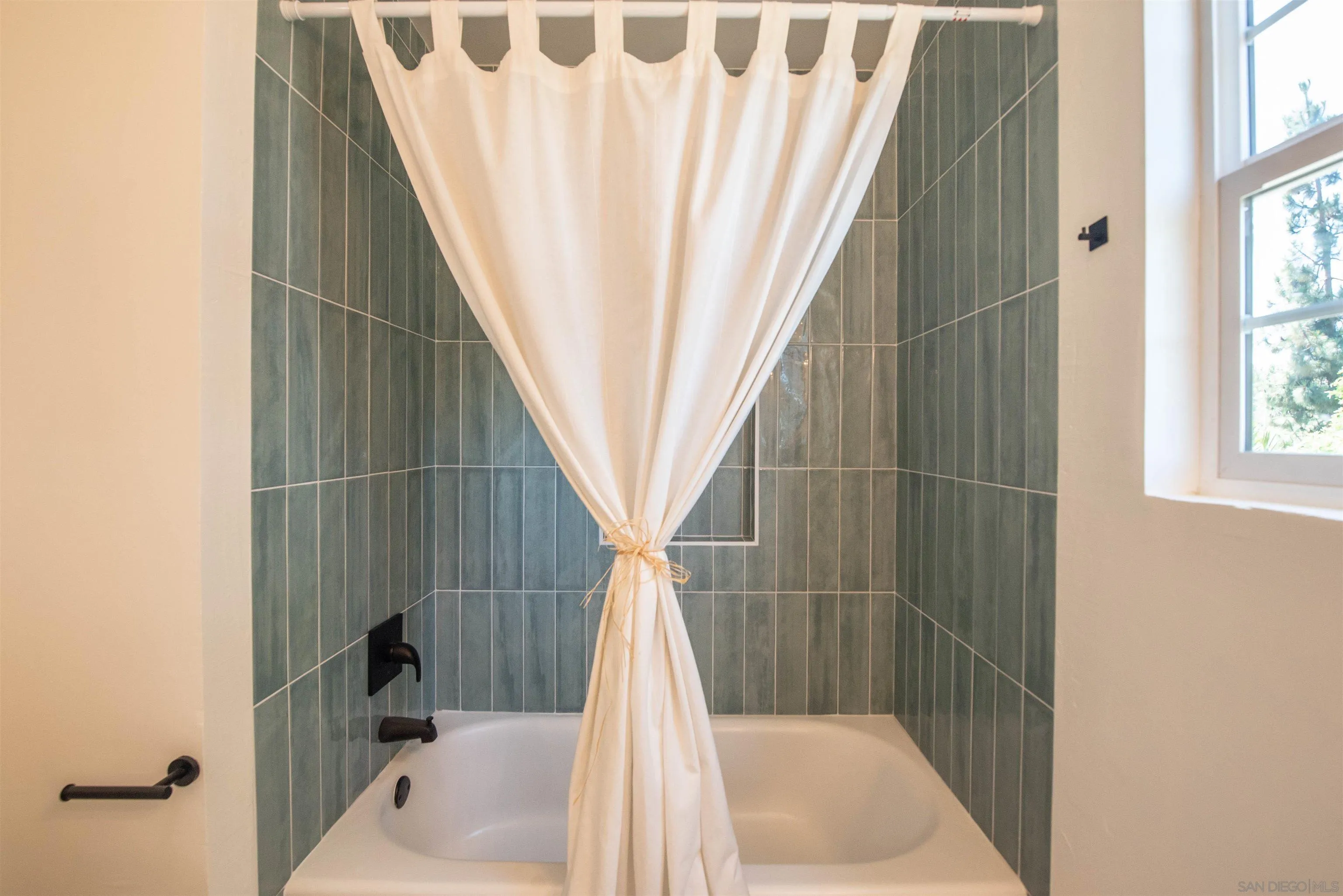 101 Monroe Street Oceanside, CA 92057 - Photo 33 of 40 a bathroom with a shower and a tub