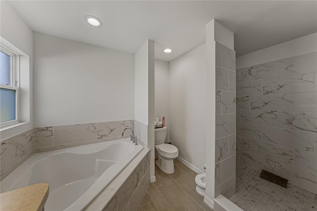 4514 Adrienne Street Sebring, FL 33872 - Photo 36 of 55 a bathroom with a bathtub and toilet