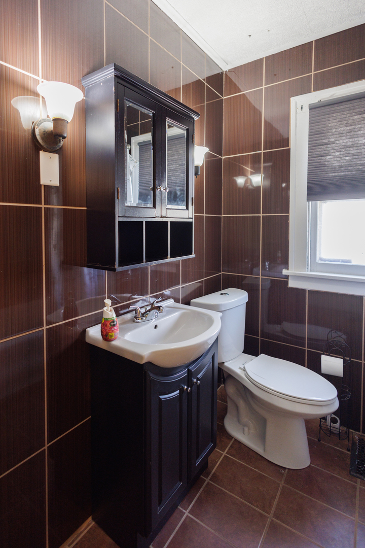 378 South Evergreen Avenue Kankakee, IL 60901 - Photo 17 of 26 a bathroom with a sink toilet and shower