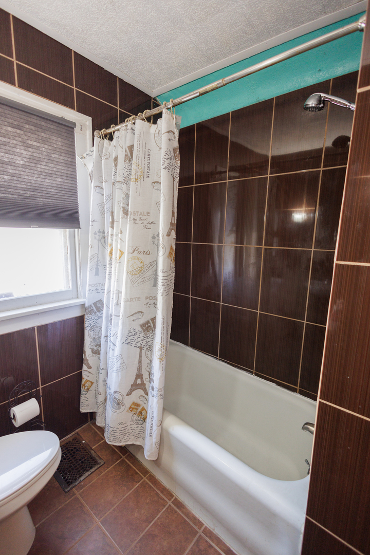 378 South Evergreen Avenue Kankakee, IL 60901 - Photo 18 of 26 a bathroom with a toilet and a bathtub