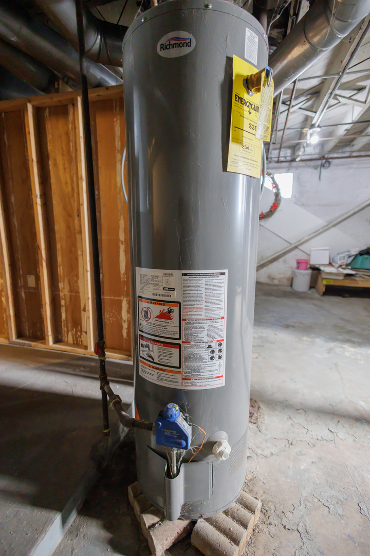 378 South Evergreen Avenue Kankakee, IL 60901 - Photo 23 of 26 a living room with furniture and a window