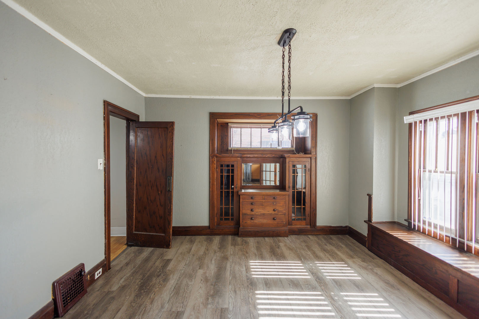 378 South Evergreen Avenue Kankakee, IL 60901 - Photo 7 of 26 a view of empty room with windows and entryway