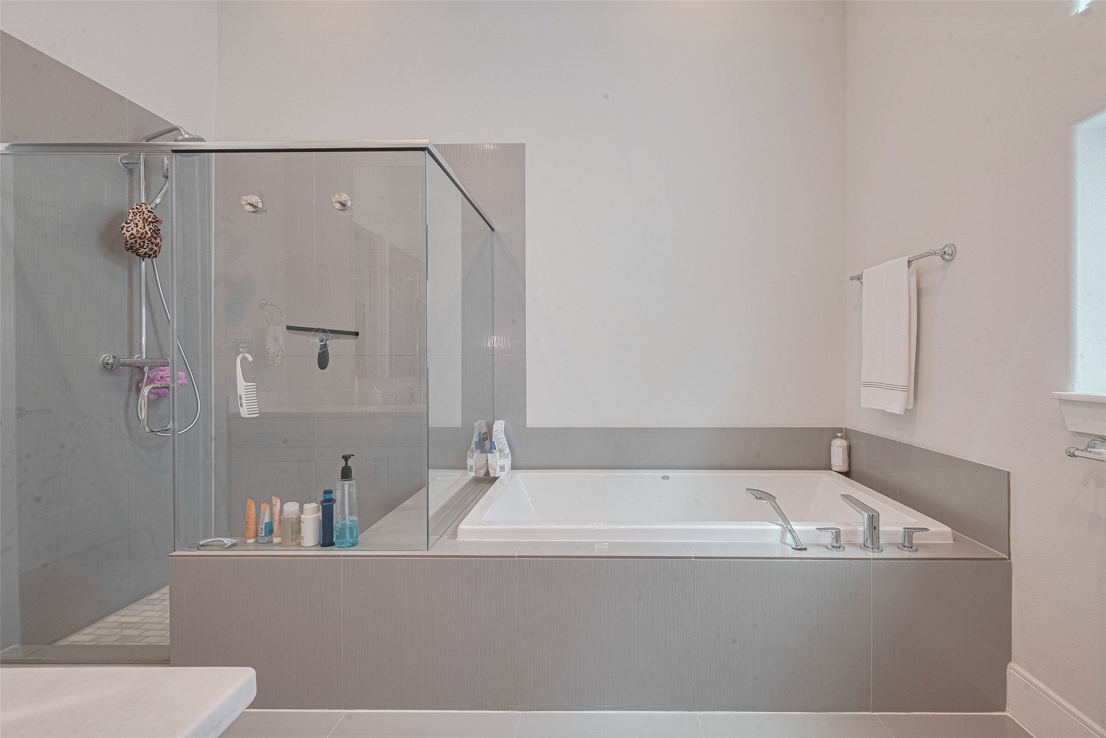 2608 Rusk Street Houston, TX 77003 - Photo 27 of 44 a view of a bathroom with a tub and mirror