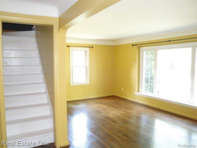 1997 Cambridge Road Berkley, MI 48072 - Photo 6 of 25 View of liv/rm from din/rm