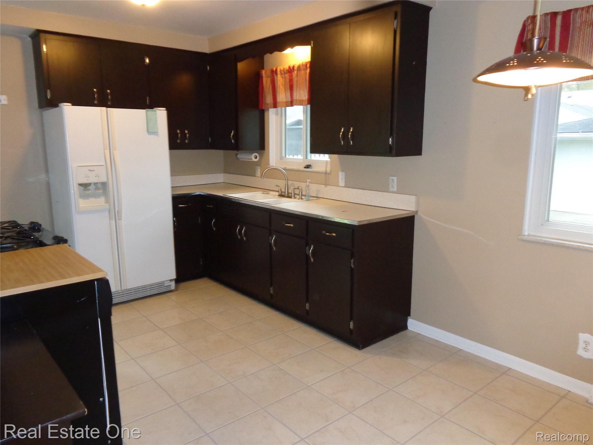 381 Dover Road Waterford, MI 48328 - Photo 4 of 22 KITCHEN2.JPG