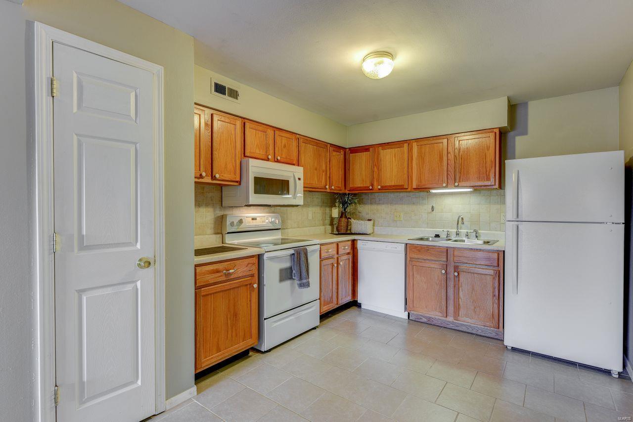 708 Ridgeside Drive, Unit G Ballwin, MO 63021 - Photo 12 of 25 Gallery Image 12