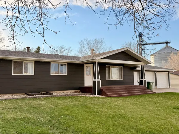 $300,000 | 113 Oklahoma Avenue, Adrian, MN 56110