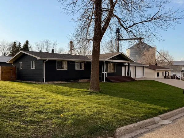 $300,000 | 113 Oklahoma Avenue, Adrian, MN 56110
