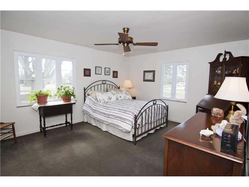 35 Newgate Road Pittsburgh, PA 15202 - Photo 18 of 25 Master Bedroom. First floor master with w/w carpet.
